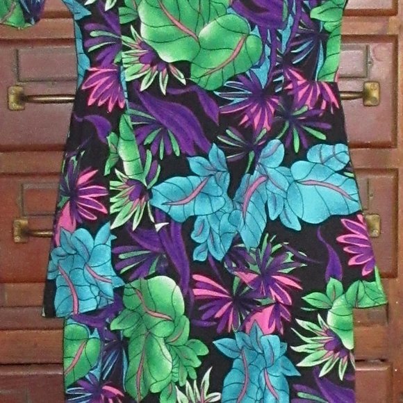 Small Multi-color Floral Peplum Style Short Sleeve Dress - Picture 4 of 4